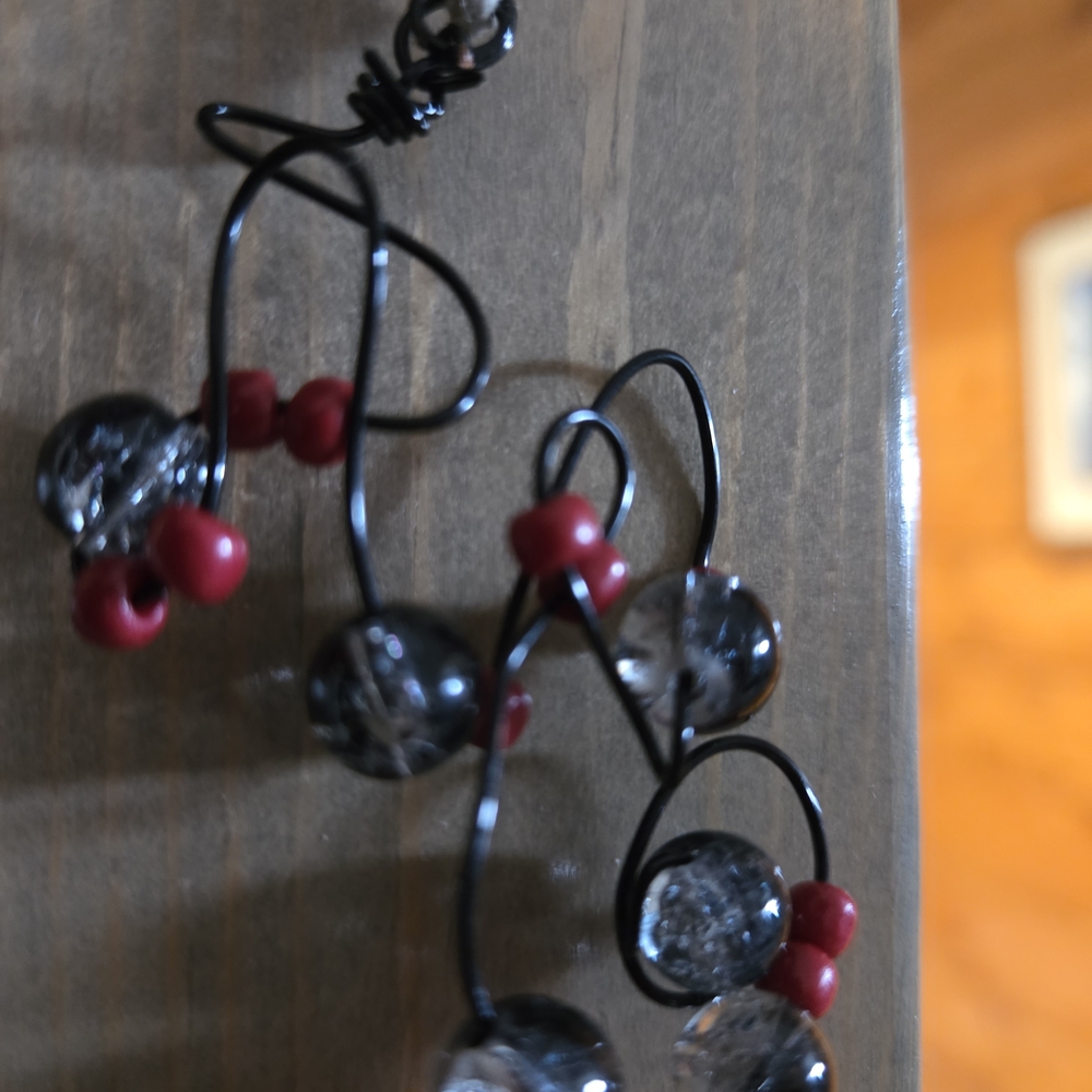 Elegant Red and Black Beaded Necklace - Picture 3 of 3